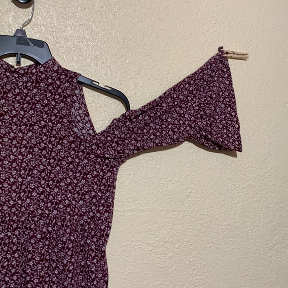 American Eagle Top Cold Shoulder Blouse XS Burgundy White🌀 - Picture 5 of 16